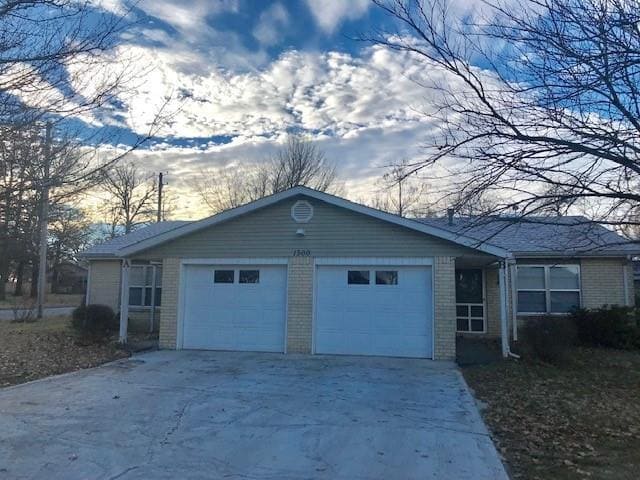 Building Photo - 1300 W Rolling Oaks Dr