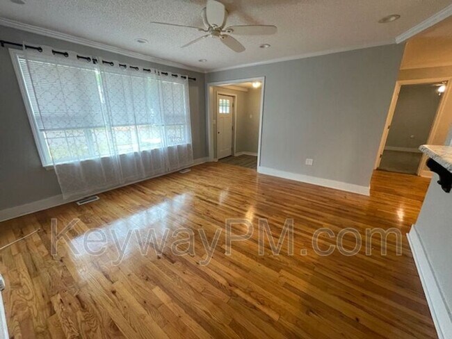Building Photo - 506 Pershing Dr