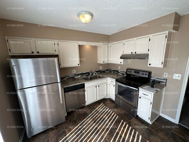 Building Photo - Updated 4 bed 2 bath in Liberty!