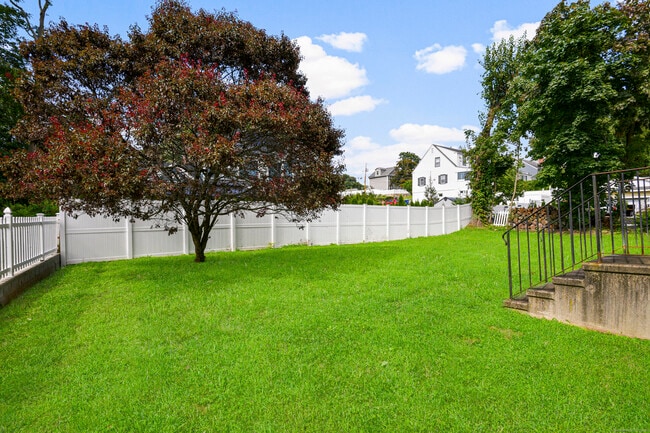 Building Photo - 106 Clark St