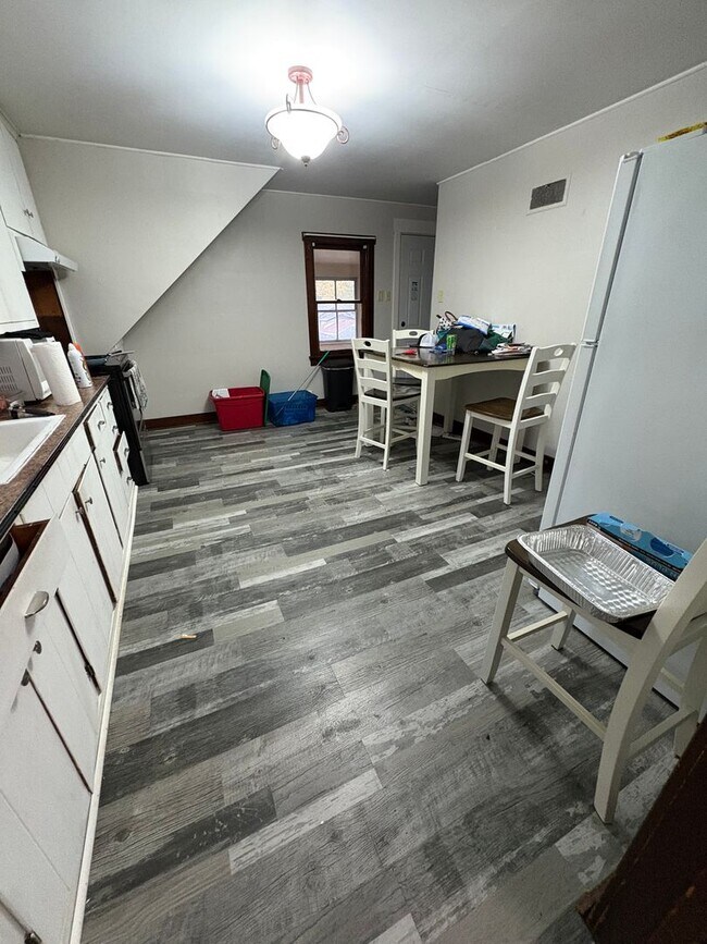 Building Photo - Centrally located 3 Bedroom, 1 Bathroom Ap...