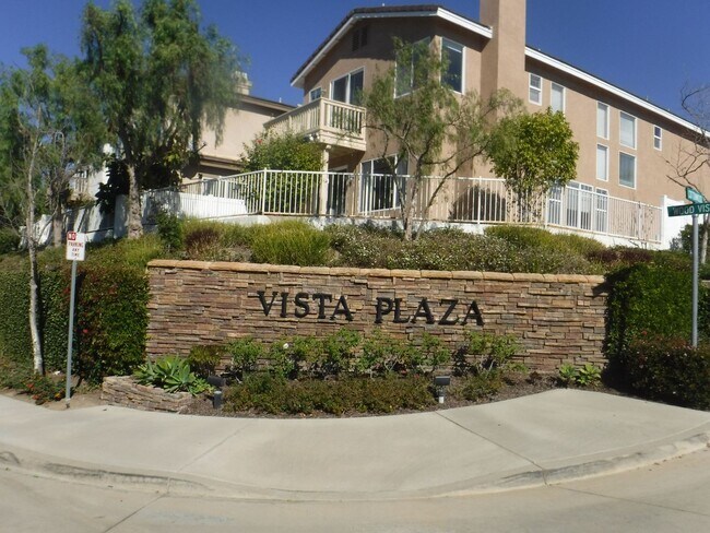 Foto del edificio - Vista Plaza: 3 Bedroom 2.5 Bathroom Townhome,