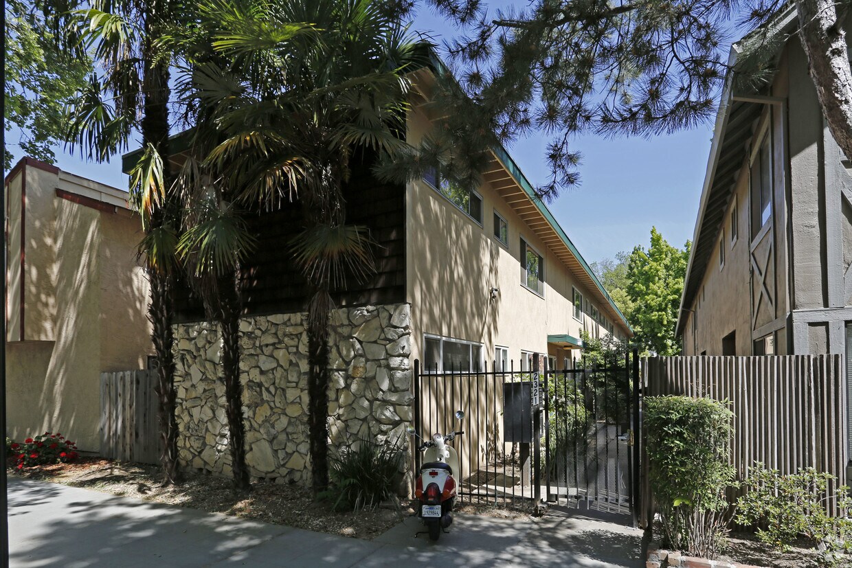 Primary Photo - 2321 N