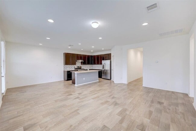 Building Photo - 307 Simmental Loop