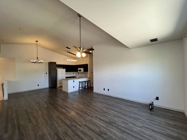 Foto del edificio - Modern 2 Bedroom 2 Bathroom NW Home In A G...