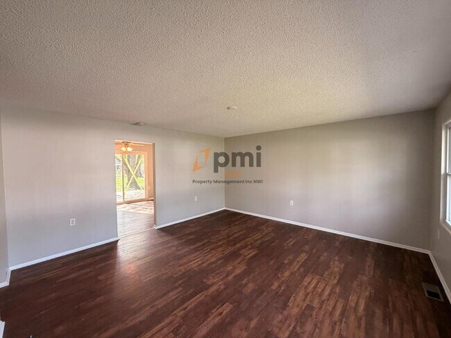 Foto del edificio - 774 Fox River Rd