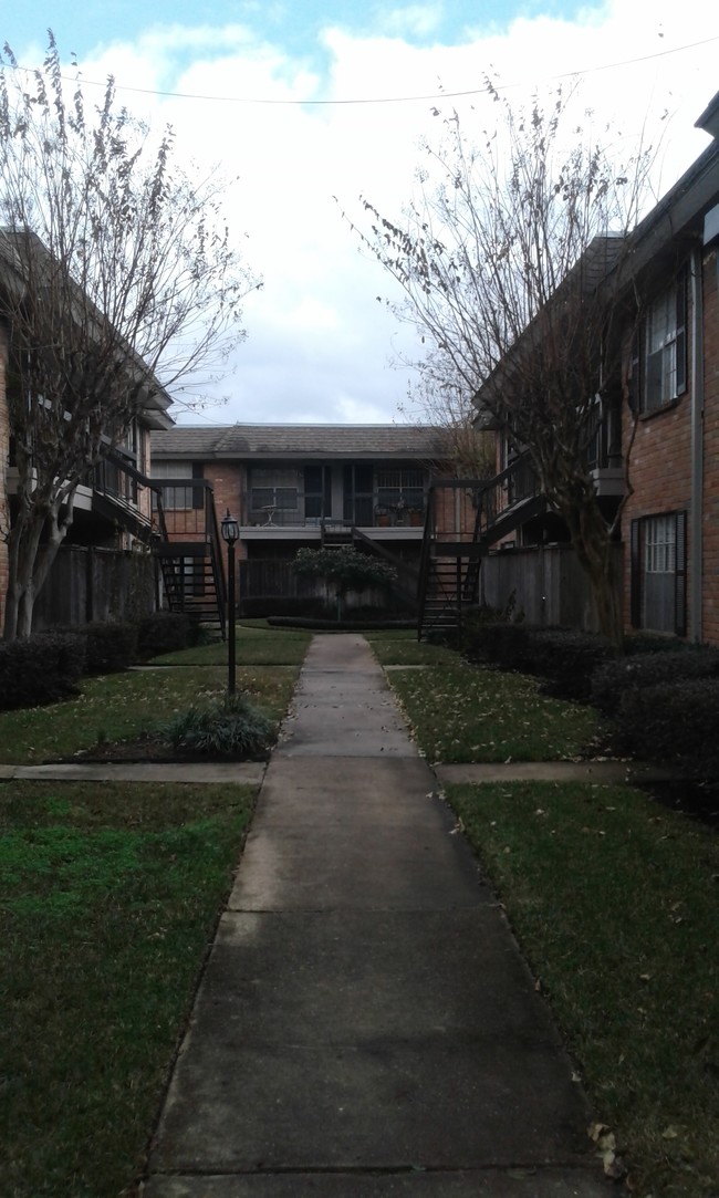 Building Photo - Tangleoaks Condominiums