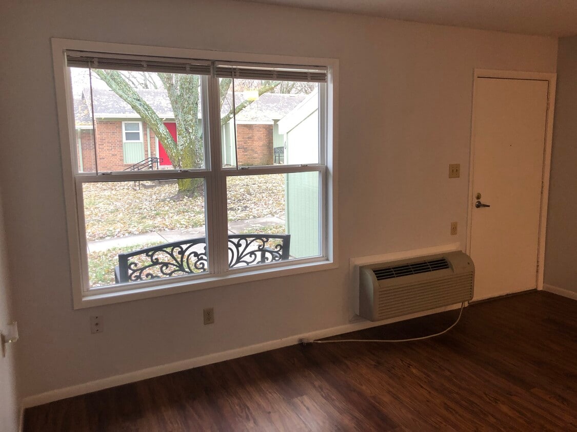 Large Bay Windows - 504 E Chellis St