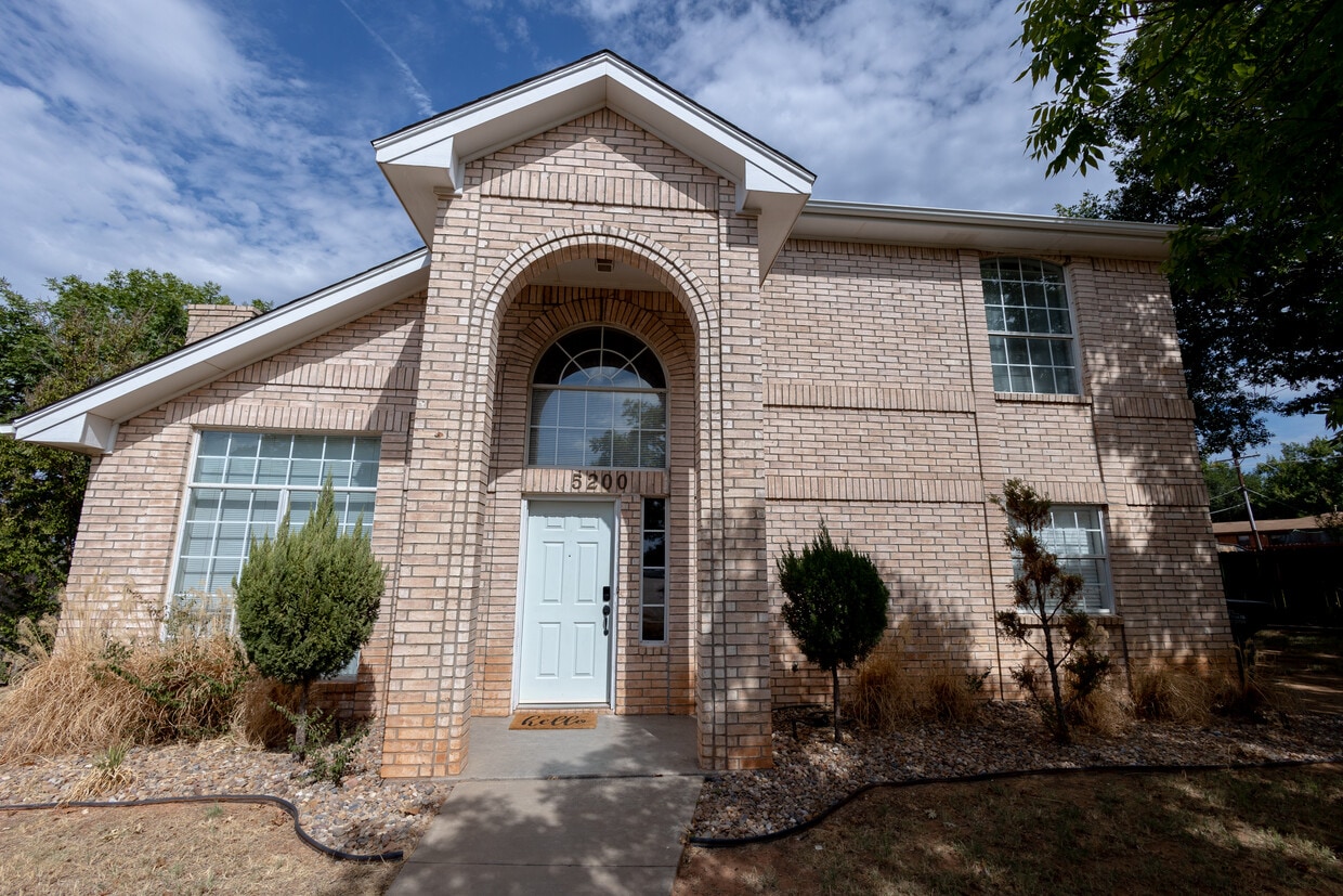 Primary Photo - 5200 Pebblestone Dr