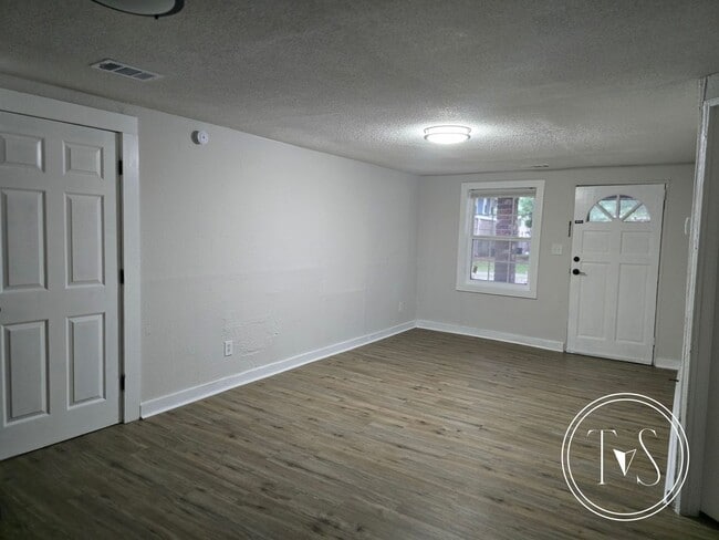 Building Photo - Move-in ready NOW!