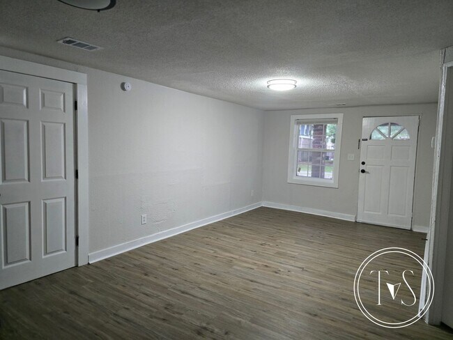 Foto del edificio - Move-in ready NOW!