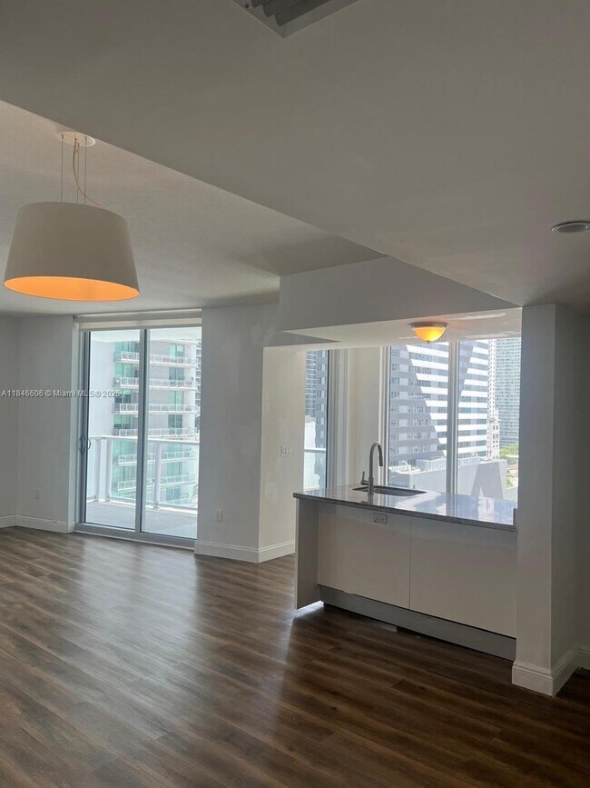Foto del edificio - 185 SW 7th St