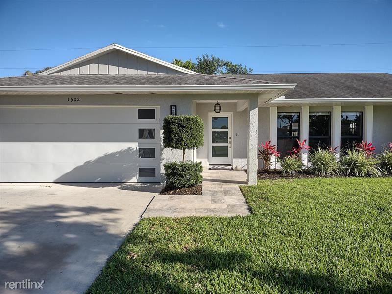 Foto principal - 3 br, 2 bath House - 1602 SE Holiday Rd