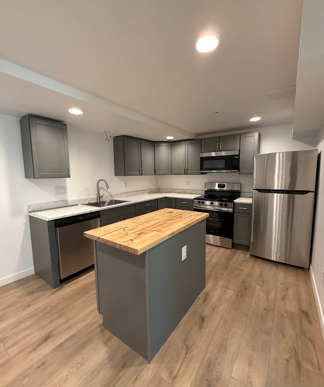 Foto del edificio - 2 weeks free!! 5080B E Warren Ave, Unit 52...