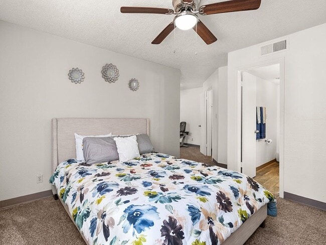 Habitación con ventilador de techo - Mesa Ridge Apartments