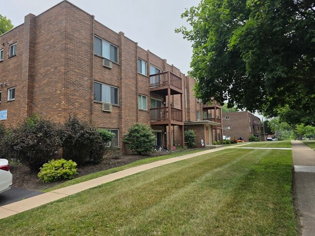 Building Photo - 717 Strom Dr