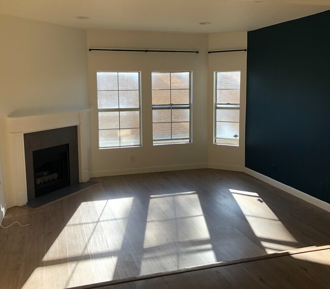 Living room - 716 Maltman Ave