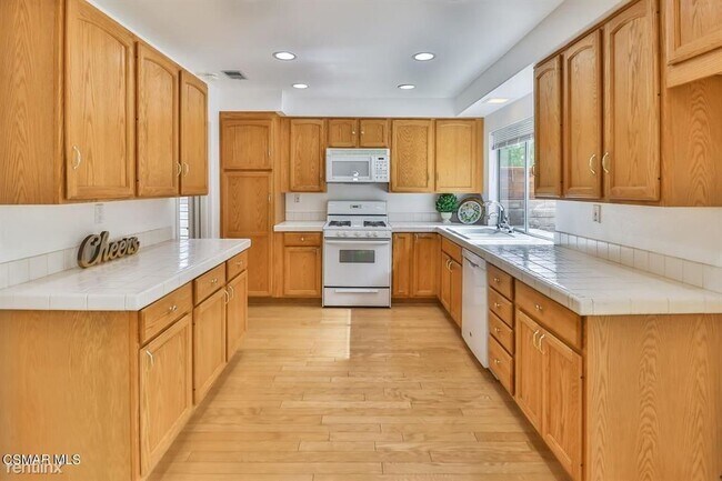 Foto del edificio - 4 br, 2 bath House - 216 Asta Ave