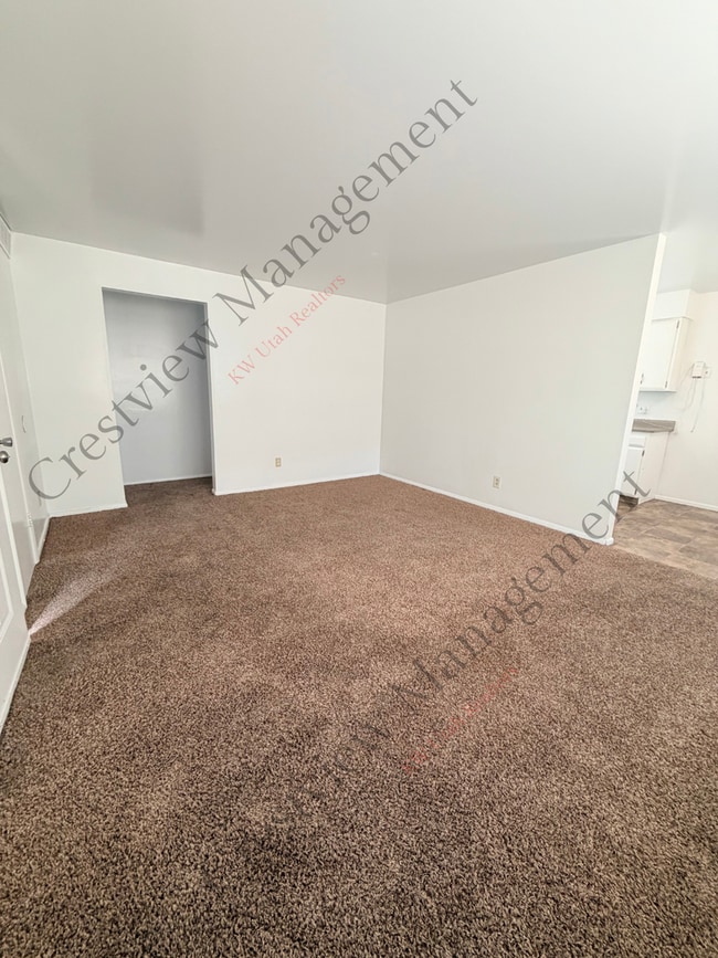 Building Photo - 549 Stringham Ave