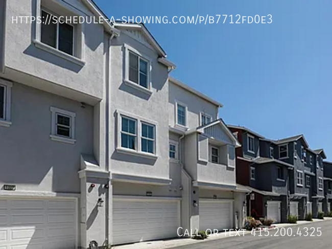 Building Photo - Stunning Executive Townhome with Dual Prim...