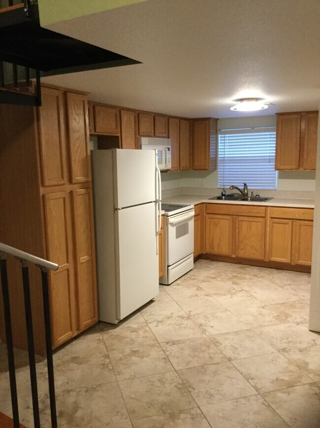 Kitchen - 2020 Lee Dr