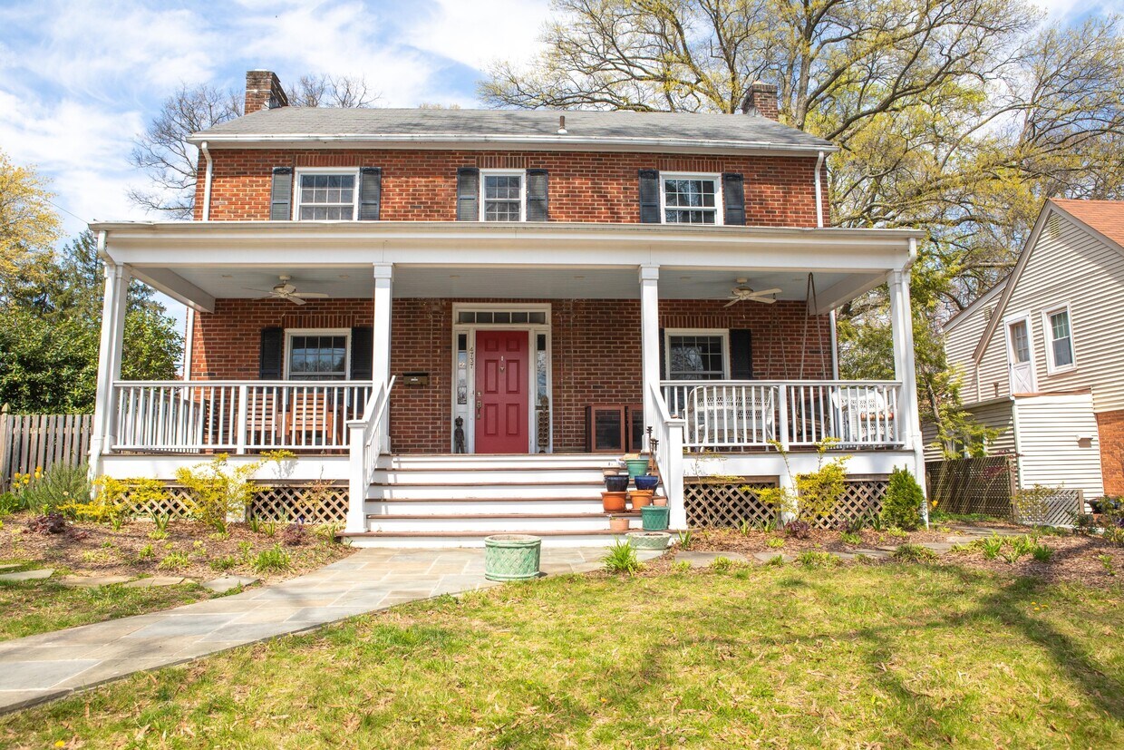 Foto principal - 4737 11th St N