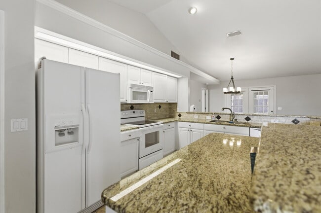 Building Photo - Spacious 3BR/2BA pet friendly home with a fenced backyard and oversized patio