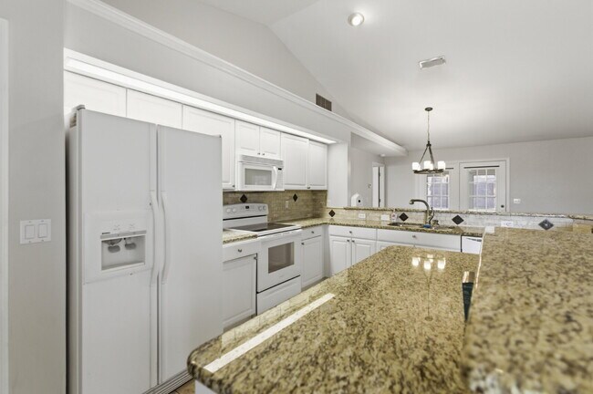 Foto del edificio - Spacious 3BR/2BA pet friendly home with a fenced backyard and oversized patio