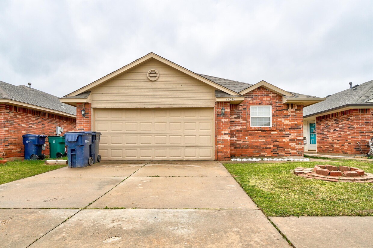 Photo - 12348 SW 6th St (Yukon, OK)