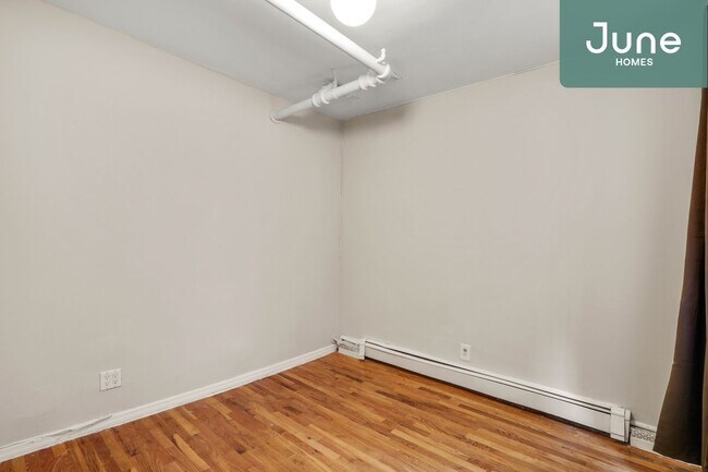 Building Photo - Queen room in 3-bed/2.0-bath Home