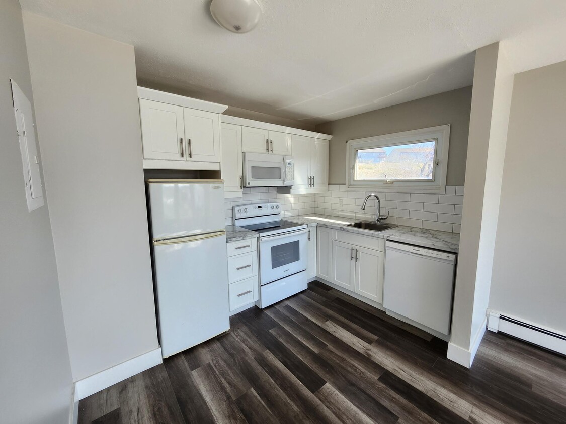 Primary Photo - 84 Dufferin Ave