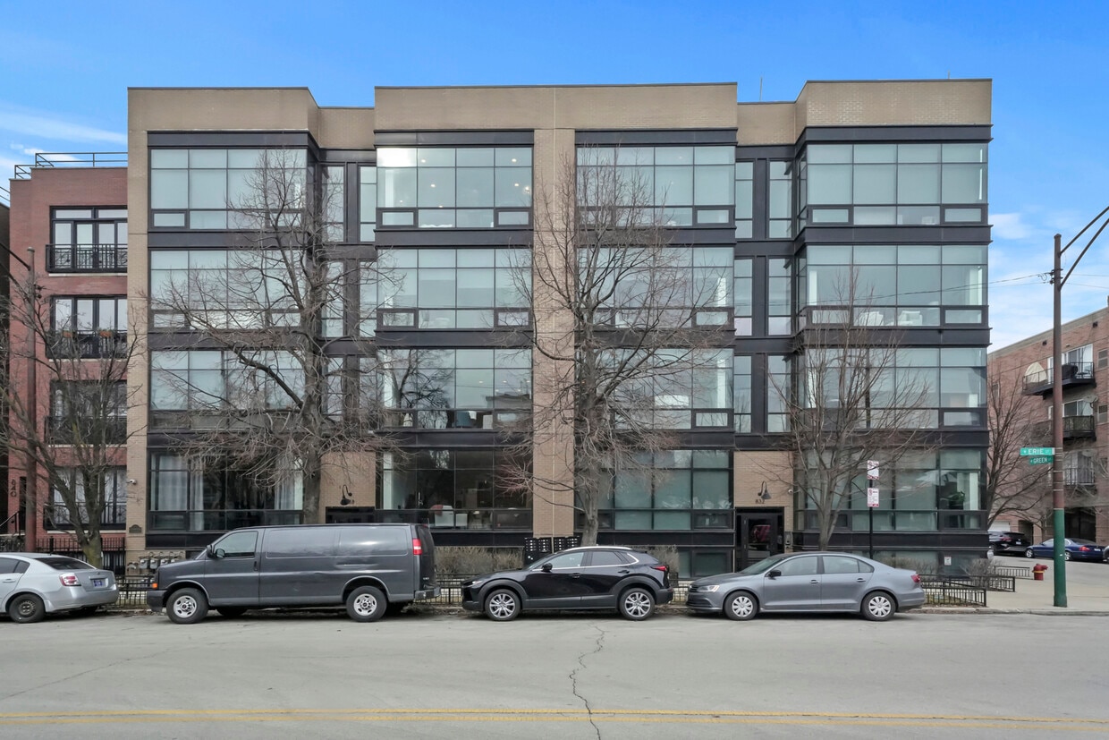 Primary Photo - 650 N Green St