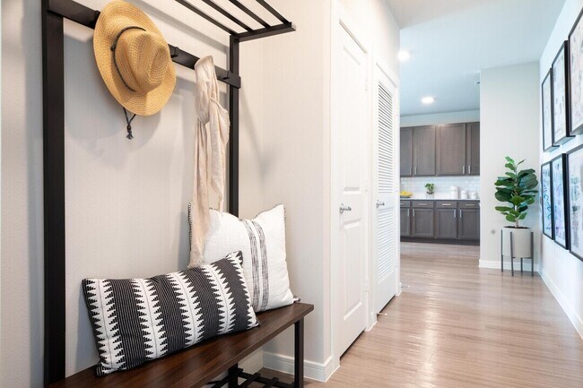 Foto del edificio - Rents Just Dropped – And We’re Waiving You...