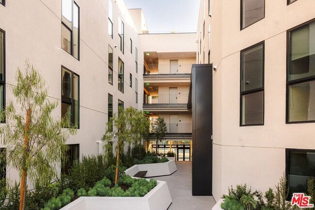 Building Photo - 3004 Sunset Blvd