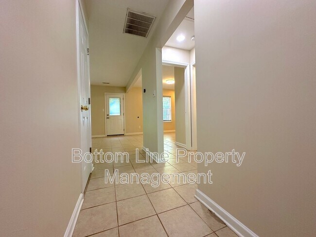 Foto del edificio - 3227 Lake Dr