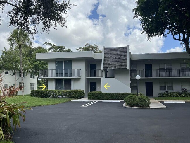 Building Photo - 4009 N Cypress Dr