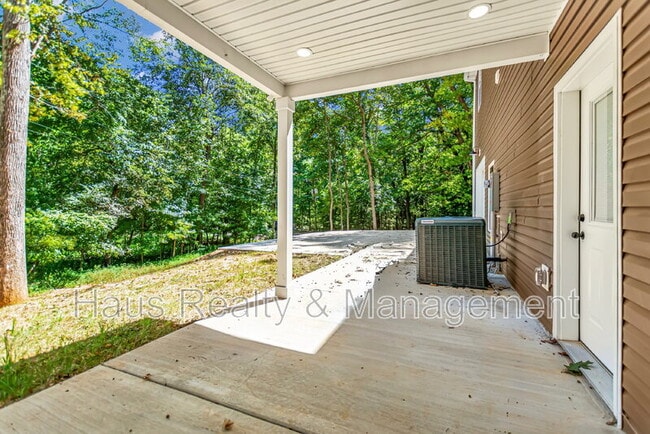 Building Photo - 105 Jay Cir