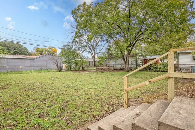 Foto del edificio - Beautiful East Dallas Home with Huge Fenced Backyard