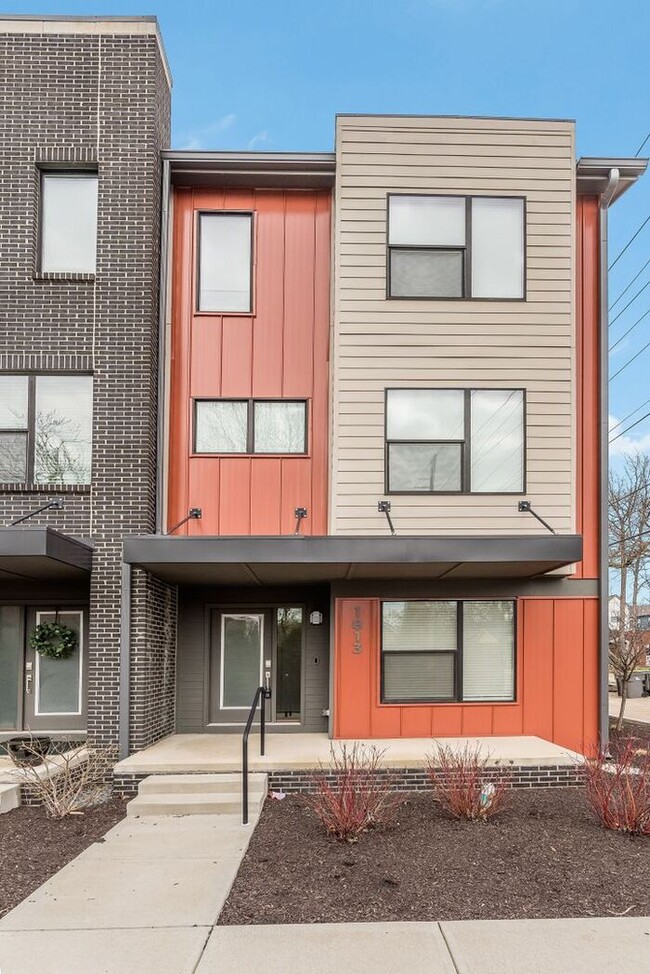 Building Photo - Townhome in Downtown Indy