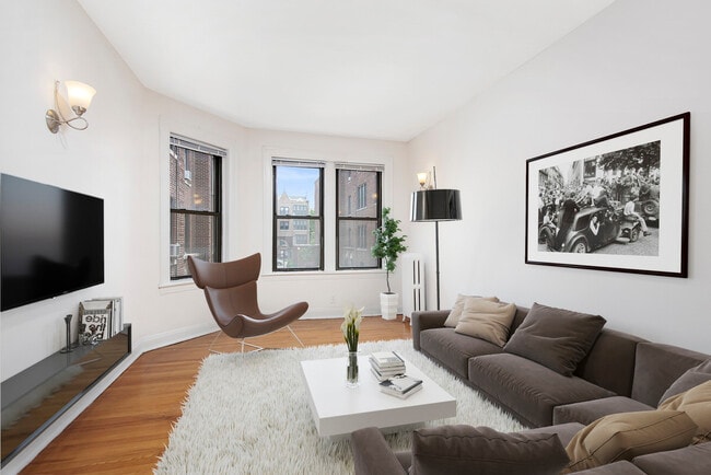 Sala de estar de 1 dormitorio y 1 baño - 632 W. Addison