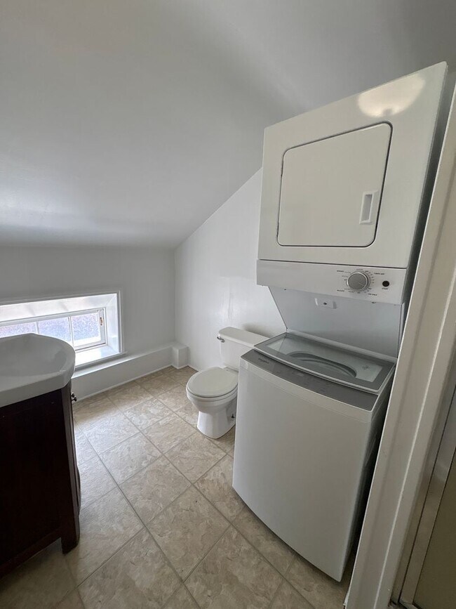 Foto del edificio - 1-2 Bedroom 3rd Floor Apartment Across from Central Market in Downtown York