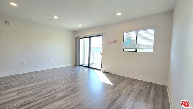Foto del edificio - 5030 Rosewood Ave