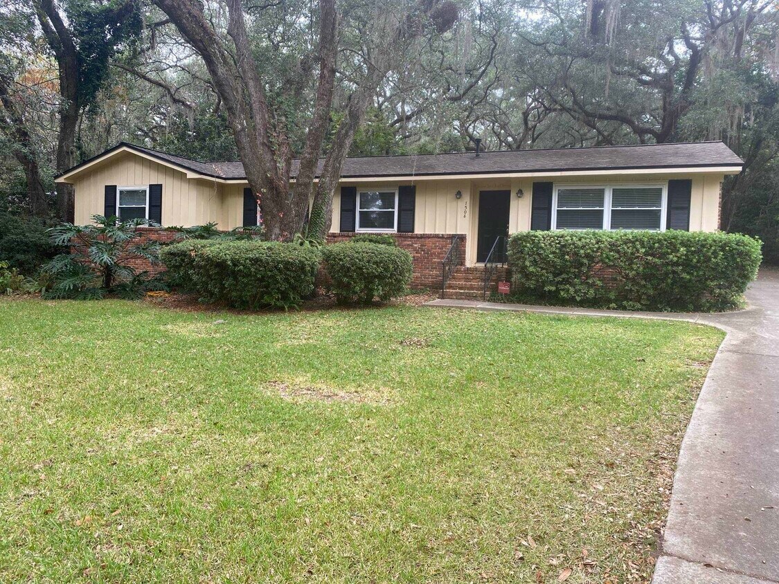 Primary Photo - 1504 Sunset Ln