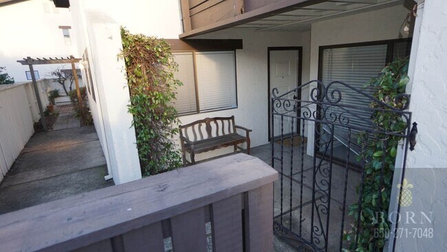 Foto del edificio - 2452 Sharon Oaks Dr