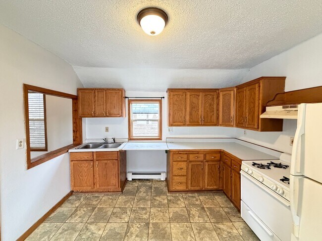 Foto del edificio - Upper Level 2 Bedroom Apartment - AVAILABLE TODAY