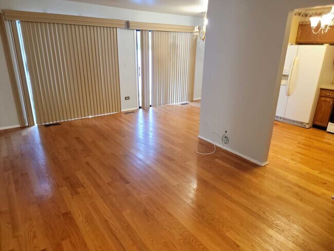 Foto del edificio - 877 Cross Creek Dr W