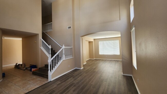 Building Photo - Gorgeous 5 Bedroom w/ Downstairs bedroom! ...