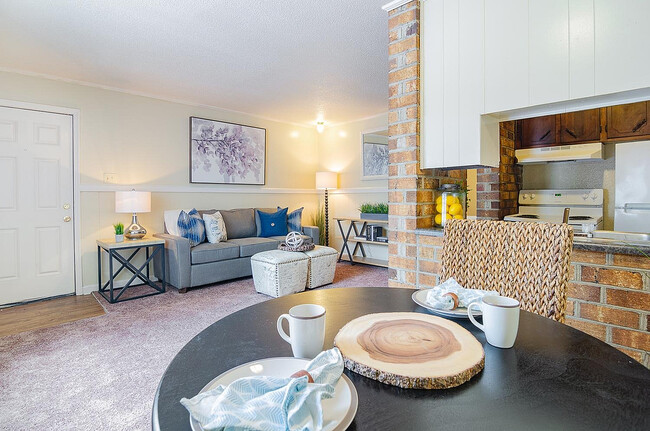 Acentos de ladrillo para calidez y textura - Willow Lake Apartments