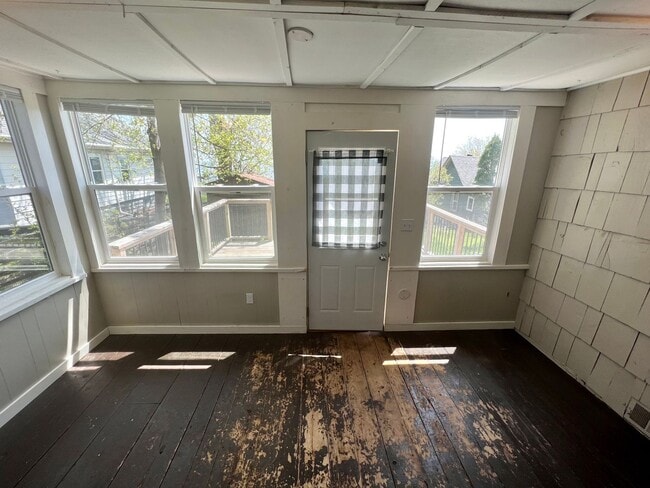 Foto del edificio - AVAILABLE JUNE - 3 Bed 1 Bath w/ Great View