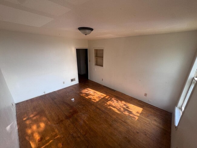 Foto del edificio - 307 W 4th St